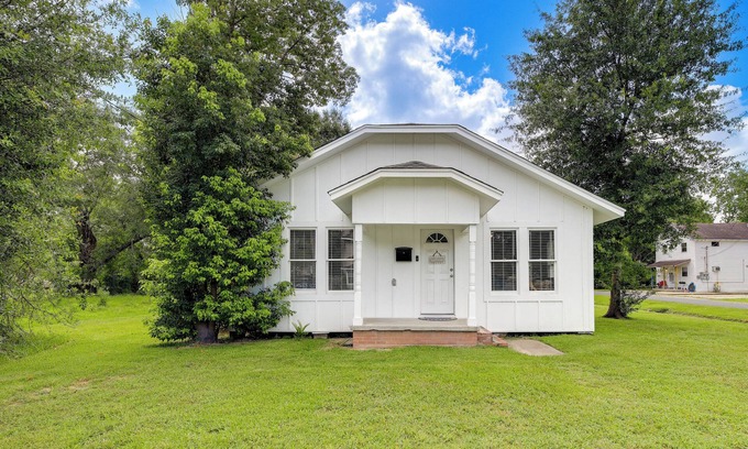 Port Neches House | Port Neches Home Rental: Walk to Tugboat Island!