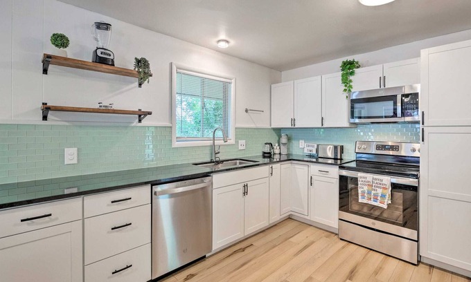 South Ogden House | Porter Ave Getaway bungalow in Ogden Utah (Sleeps 5)