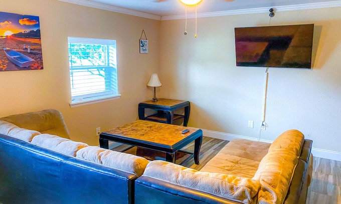 Fort Walton Beach House | Posh 2 BR 1 Ba Close to Beach Shops and Bases in central fort Walton beach