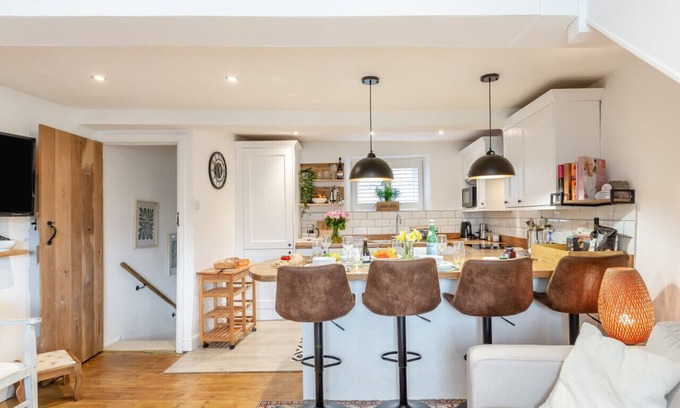 Richmond House | Potters Cottage - Two Bedroom House, Sleeps 4