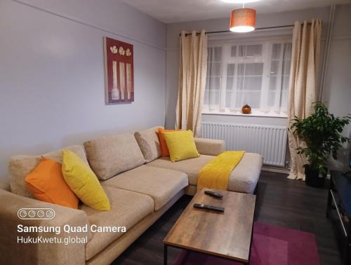 East Dunstable House | Poynters House - Huku Kwetu Luton & Dunstable - Spacious 2 Bedroom House-Private garden and parking -11km from London Luton Airport-close to Woburn Abbey