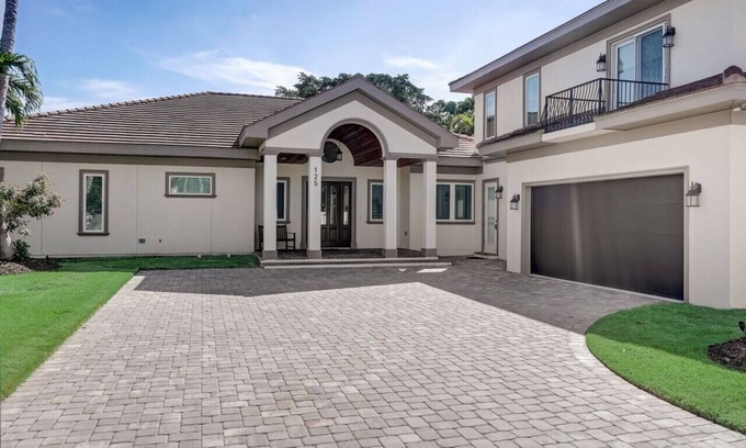 Saint Armands Key House | Precise Realty presents St. Armands Luxe Retreat
