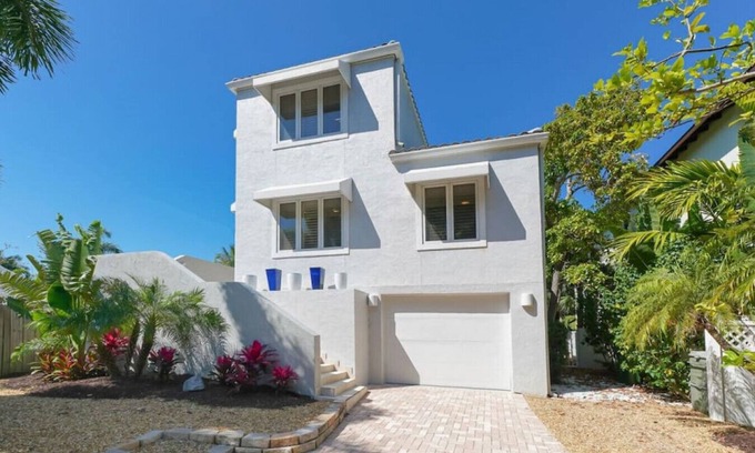 Saint Armands Key House | Precise Realty presents The Banyan Breeze