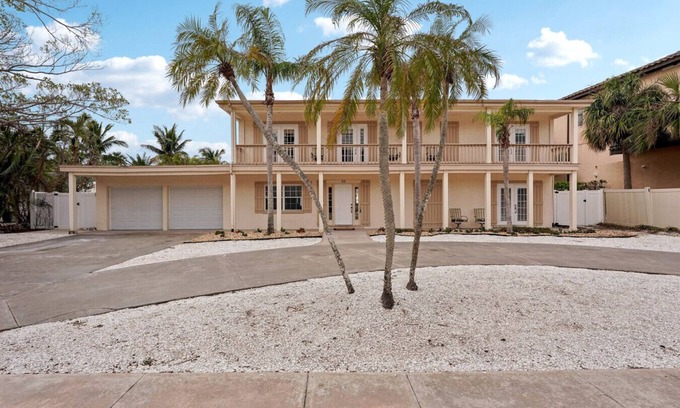 Saint Armands Key House | Precise Realty presents St. Armands Pool Retreat