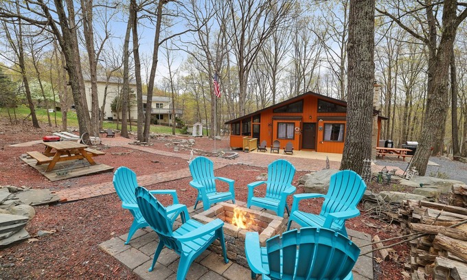 Bushkill House | Premier Cozy Cabin: Outdoor Pools, Lakes & More!