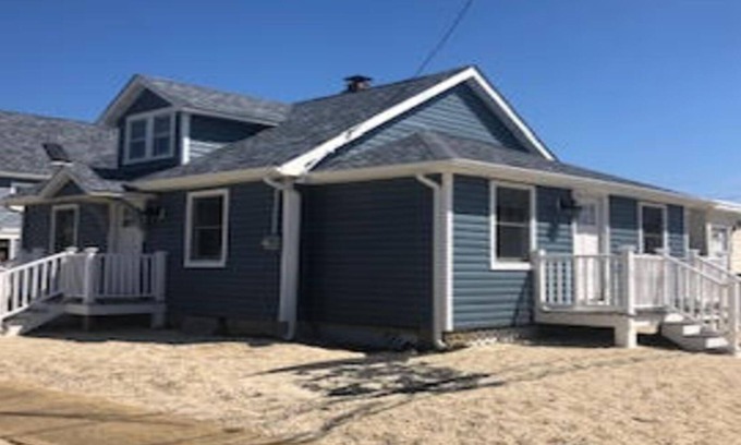 Seaside Heights House | PREMIER HOST - 3 BR Candy Apple Cottage, Pool Access, Walk to Beach