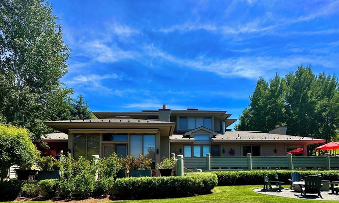 Sun Valley House | Premier lifestyle with unbeatable views- 5 minute walk to Sun Valley