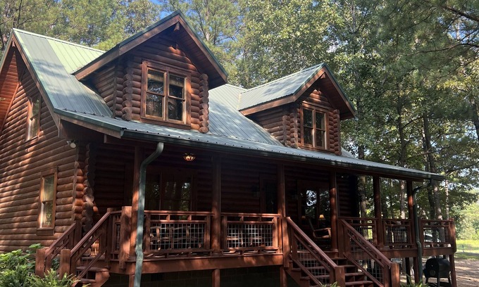 Elrod Cabin | Premiere Family Getaway Cabin Near UA and MSU: Wood Haven Retreat and Farm