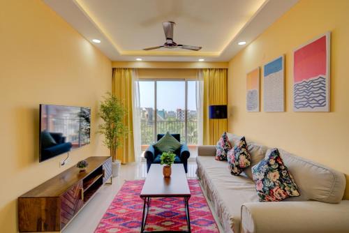 Chicalim Apartment | Premium 2BHK -10 min to GOI airport & beach -Pool access -Balcony with city view