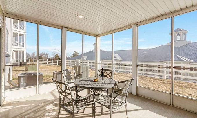 Kimberling City Condo | Premium Condo w Screened Porch-Table Rock Lake Access-Free Attraction Tickets!