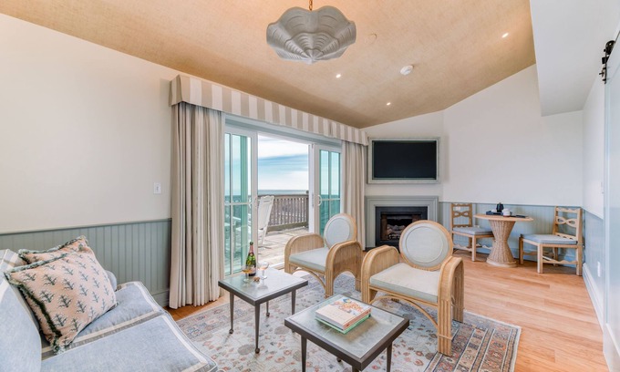 Duck Apartment | Presidential Suite | Atlantic and Sound Views