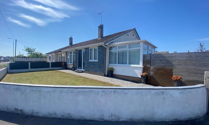 Prestatyn Cottage | Prestatyn 2-Bed Bungalow, Sleeps 5 with Hot Tub