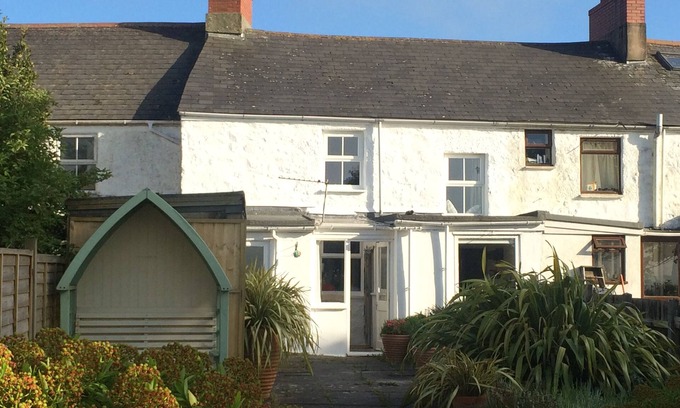 Gwinear Cottage | Pretty Cottage with Large Garden Near Sandy Beaches, Cornwall, England.