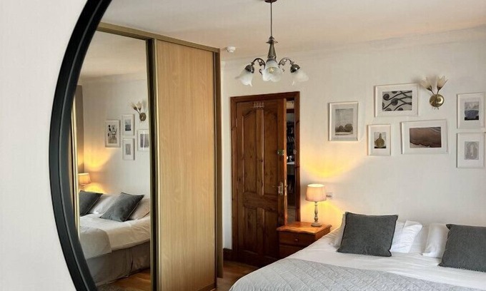 Malahide House | Pretty double room in a cozy Guest House, close to Malahide Castle and Dublin Airport