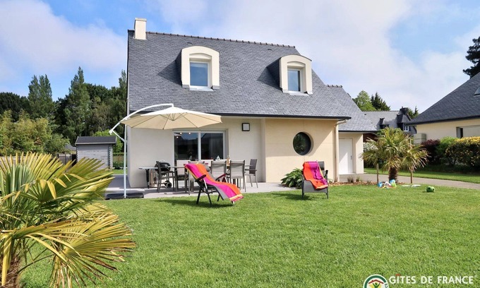 Carantec House | Pretty family home with enclosed garden