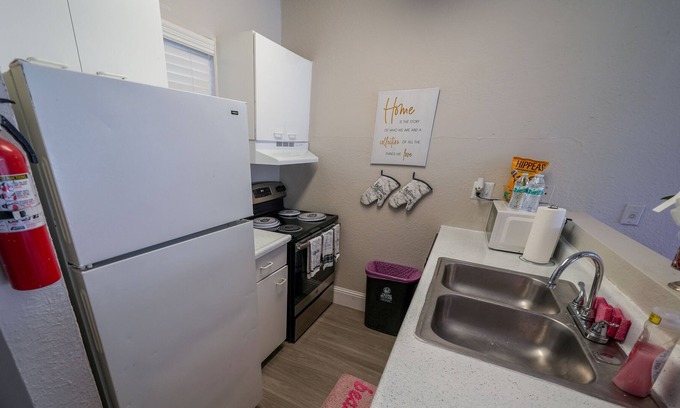 Fort Worth Apartment | 🌸 Pretty in Pink: Cozy safe haven with a Splash of Pink Magic! 🏠✨
