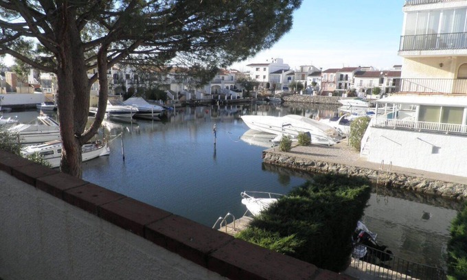Empuriabrava House | Pretty Pecheur House with three bedrooms for 6 people with garage.