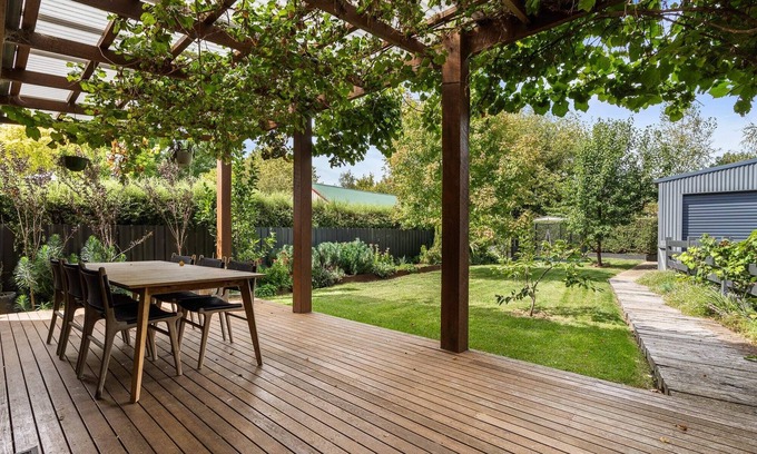 Orange House | Pretty Prince - Modern 4 Bedroom Home near CBD