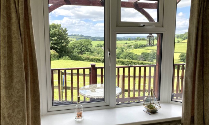 Modbury Cabin | Pretty timber cabin with glorious views of South Devon countryside
