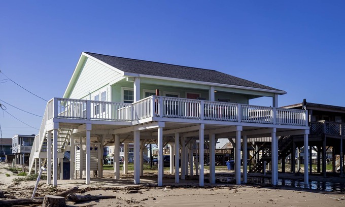 Surfside Beach House | Prime | Beachfront | Beach Access | Sleeps 8