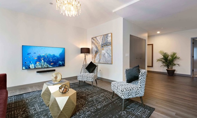 Downtown Chicago Apartment | Prime Downtown 2BR with Resort Amenities