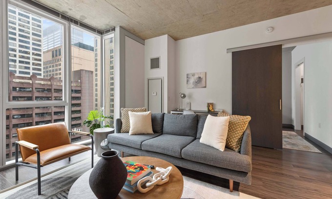 Downtown Chicago Apartment | Prime Loop Luxury + City & Train Views