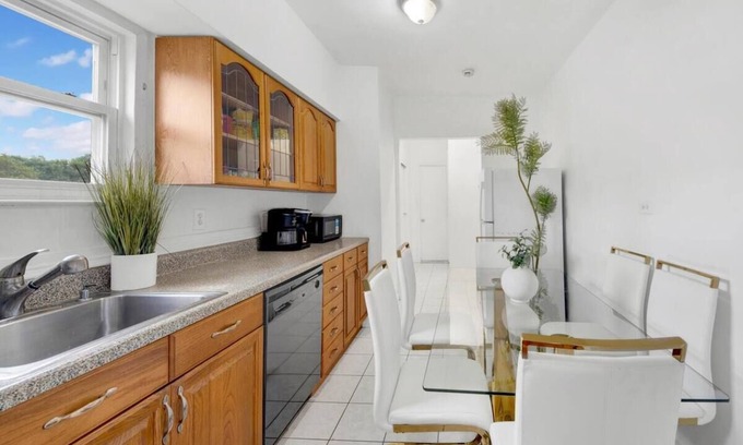 Southeast Yonkers House | Prime NY Luxury Getaway King Bed + Easy Parking H2