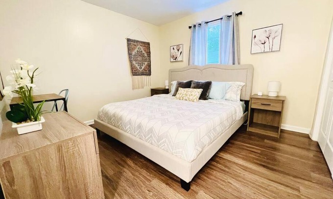 Durham Apartment | *Prime Pad * King Bed * Long Term Stays*