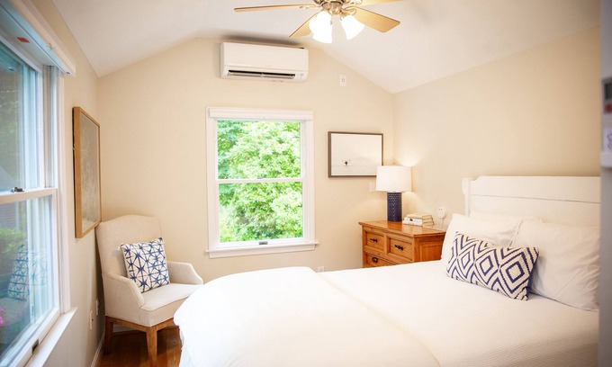 Orleans House | Pristine Cottage: EV charger, AC, outdoor shower+ firepit, walk to Bakers Pond
