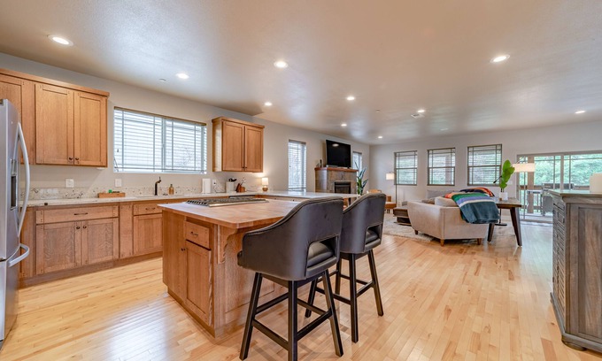 Eureka House | Pristine dog-friendly hideaway with WiFi, fireplace, W/D & a huge deck