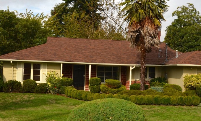 West Bellevue House | Pristine Downtown Bellevue Home- Total Remodel. Seattle 15 Min