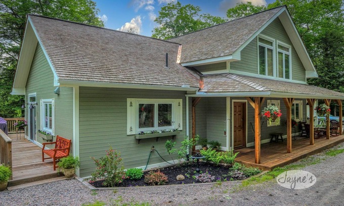 Muskoka Lakes Cottage | Privacy & 315ft frontage on Lake Joe! 6 bdrm, 4 bath! AC! Kayak & Canoe!