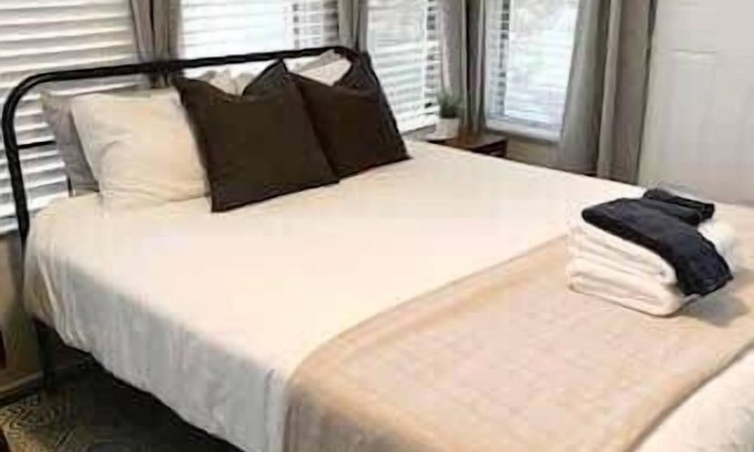 Freetown - Port Rico House | Private 1 BR in Lafayette Kitchen, Garden & Shared Living
