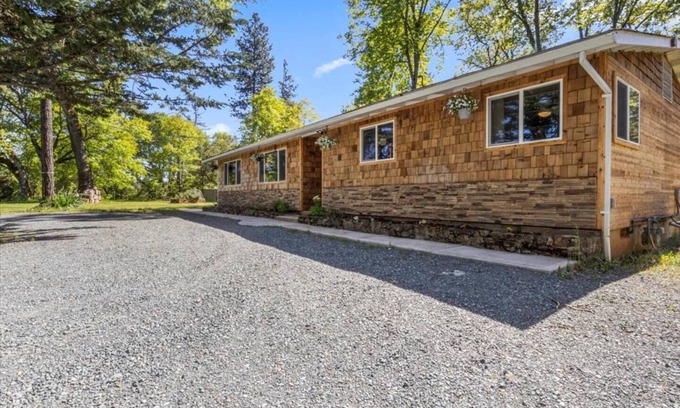 Grants Pass House | Private 2-Acre Country Escape + Spa | 3BR Near Town
