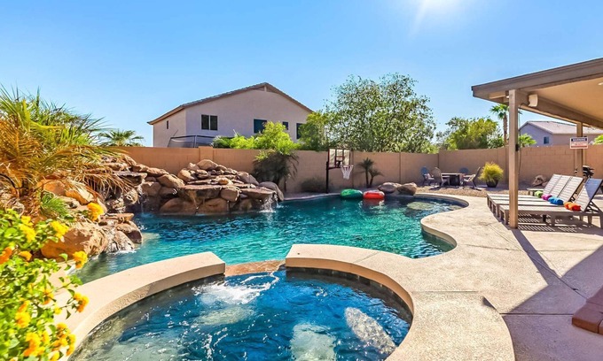 Avondale House | Private 2BR Oasis | 10 Min to Stadium & Pool
