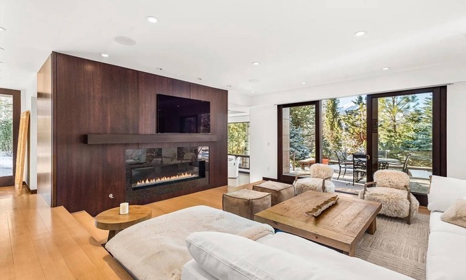 Red Mountain House | Private 4 Bedroom Estate on exclusive Red Mountain w/soaring views & Jacuzzi