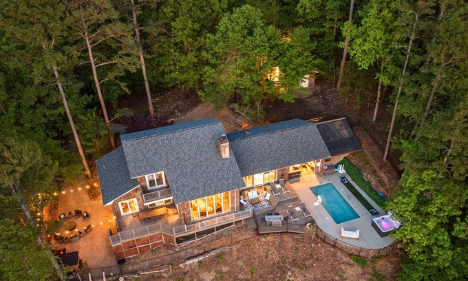 Mid America House | Private 6 BR Lakefront Gem, Heated Pool, Kayaks