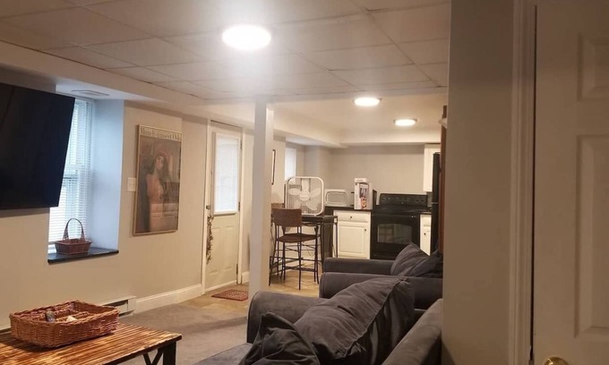Salem House | Private Apartment, 15 min walk to downtown Salem
