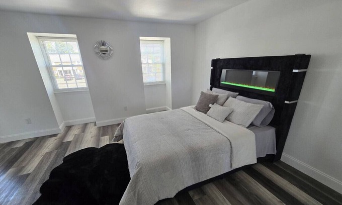 Burlington Apartment | Private Balcony-Pet Friendly -City Access -Gaming