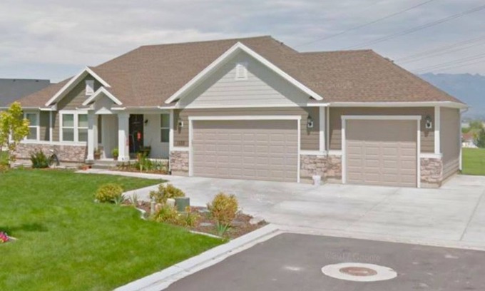 Saratoga Springs House | Private Basement Room * Lake View * Shared Bathroom