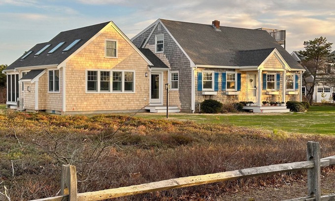 North Truro House | PRIVATE BEACH, 2 min walk. WIFI, AC, sunny/clean. New Kitchen & screened porch.