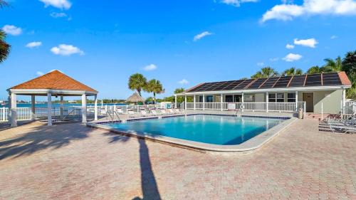 Bayview House | Private Beach Condo Mins To Beach, Pool, Hot Tub