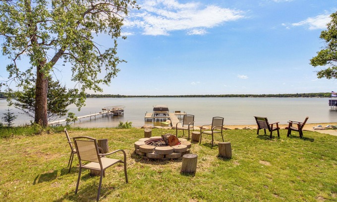 Baxter Cabin | Private Beach & Dock: White Sand Lake Retreat!