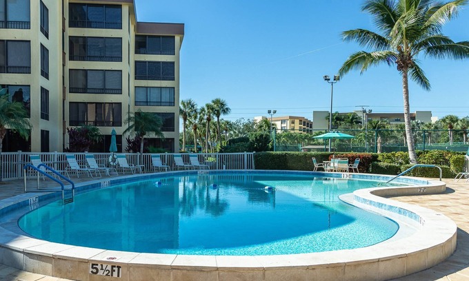 Siesta Key Condo | Private Beach | Renovated Bayside Corner Unit | Walk to Turtle Beach | 2 Heated Pools | Tennis!