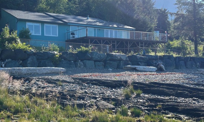 Ketchikan House | Private Beachfront 3 bedroom + loft, 5 bed, huge deck. 2 bath, WiFi, barbecue.