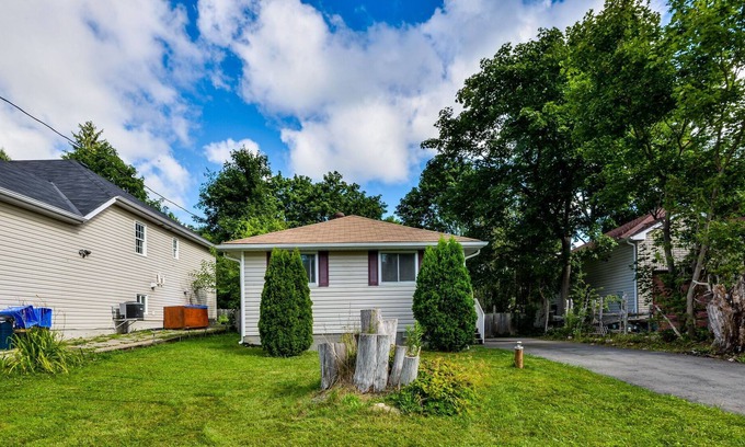Innisfil House | Private bungalow near Innisfil Beach
