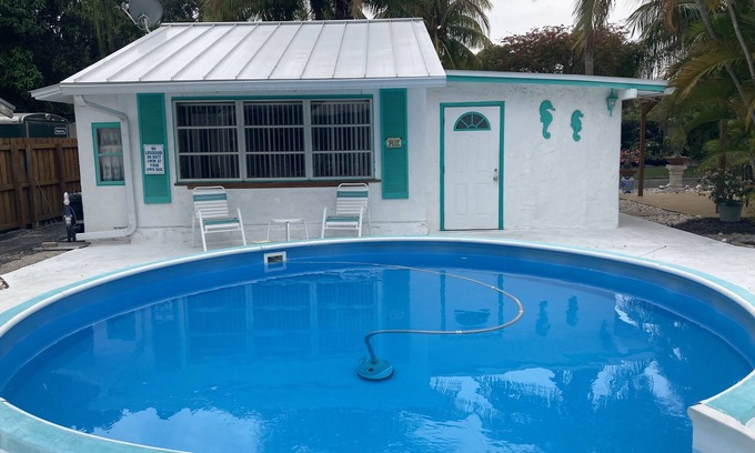 Pompano Beach Cabin | PRIVATE CABIN King bed FREE PARKING 2 miles to Beach, Unique Property