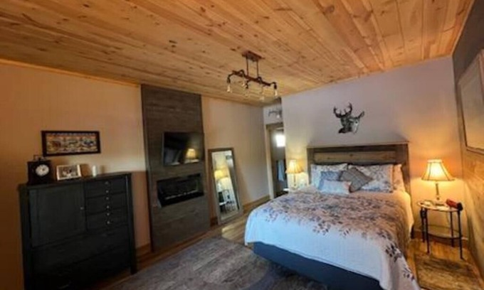Lead Cabin | Private cabin on gated 12 acres located close to Deadwood, Sturgis and Lead.