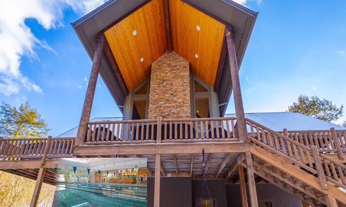 Oakland House | Private Cabin|Pool Access|Fireplace On Deck|Firewood|Lake/Waterfalls-GOLF-XTRAS