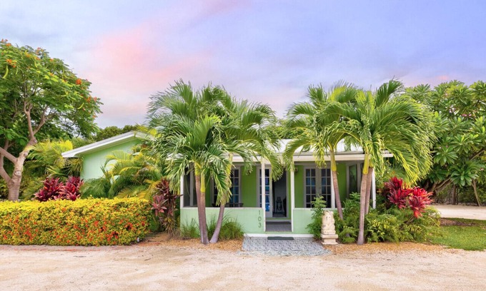 Islamorada Cottage | Private Cottage on Bayfront Estate – Pool, Beach, and Boating Paradise